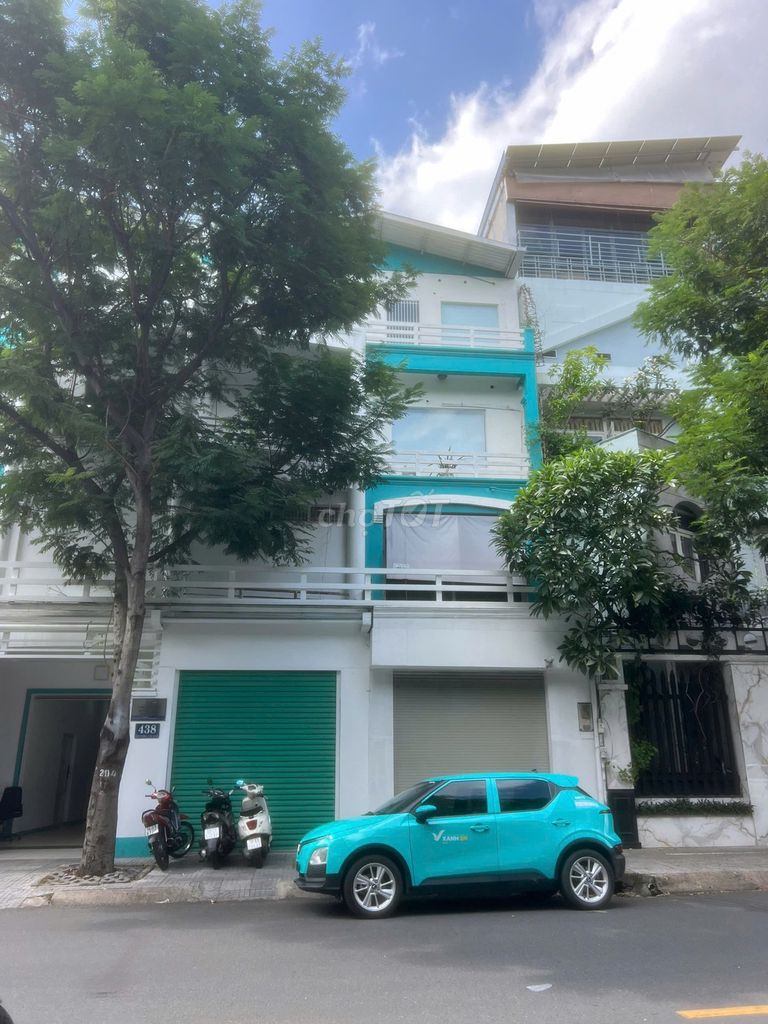 Аренда · 3 комн. · 132 м² · Quận 10, ул. Đường Cao Thắng