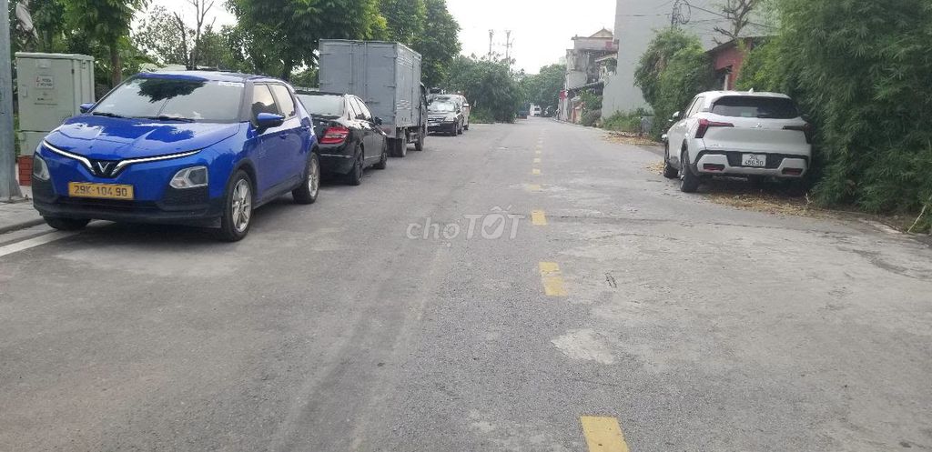 Продается дом Nam Hong, Phuc Thinh, припаркованная машина, недалеко от деревни