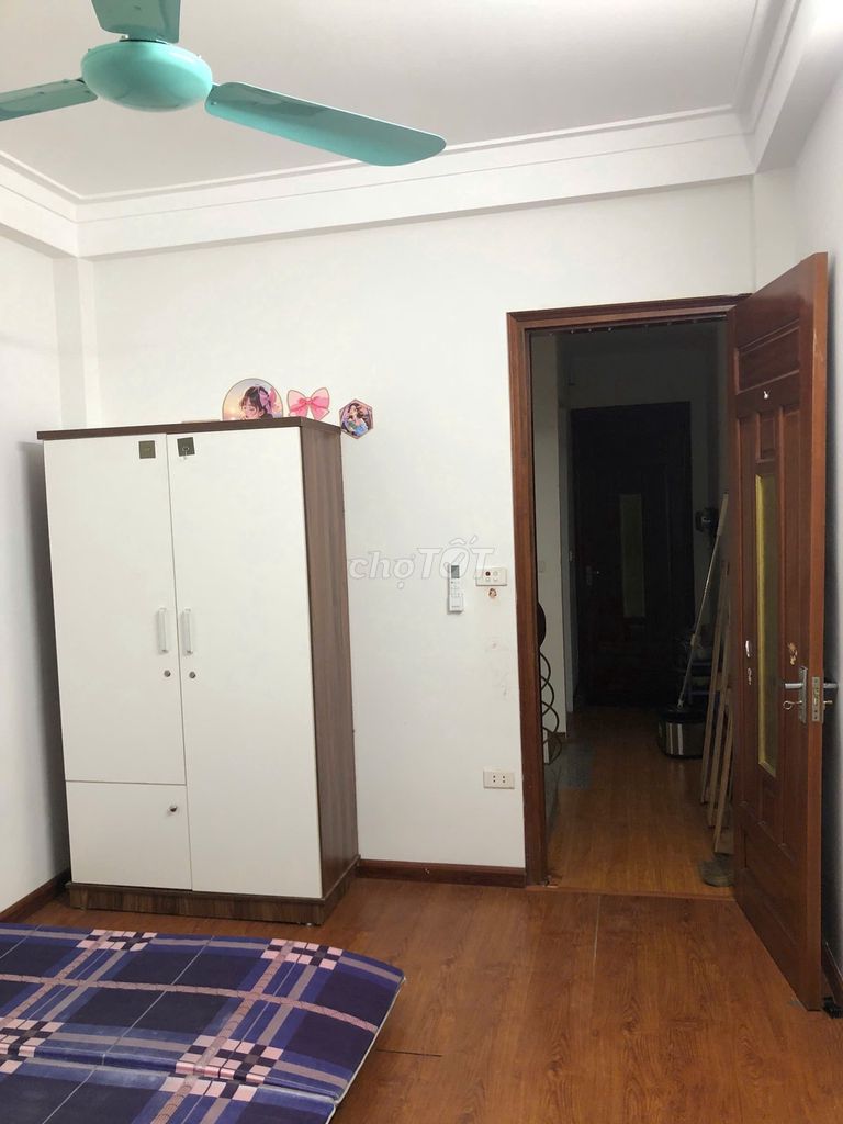 Полностью меблированная комната в аренду, открытые окна