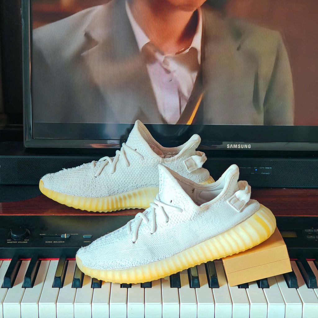 [CHÍNH HÃNG] [Mới 99%] Adidas Yeezy Boost 350 V2. Mua bán Giày dép tại Quận Hoàn Kiếm Hà Nội được đăng bởi chú CÔNG AN bán giày CHÍNH HÃNG hình 1