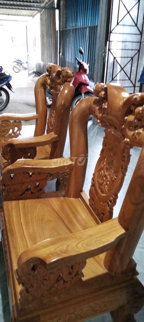 Bộ bàn ghế gỗ tự nhiên Nâu vàng chạm khắc. Mua bán Bàn ghế tại Thành phố Biên Hòa Đồng Nai được đăng bởi Dinh Dang hình 1