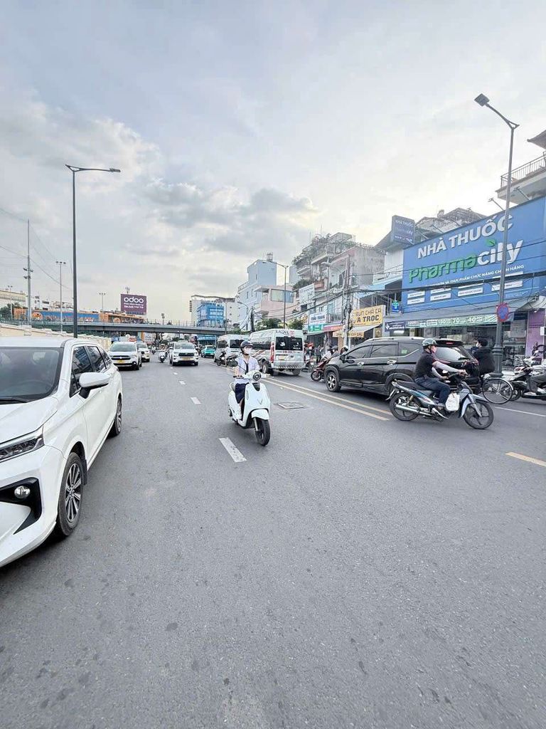 Mặt tiền đường 30m Hoàng Hoa Thám xd Hầm+7T