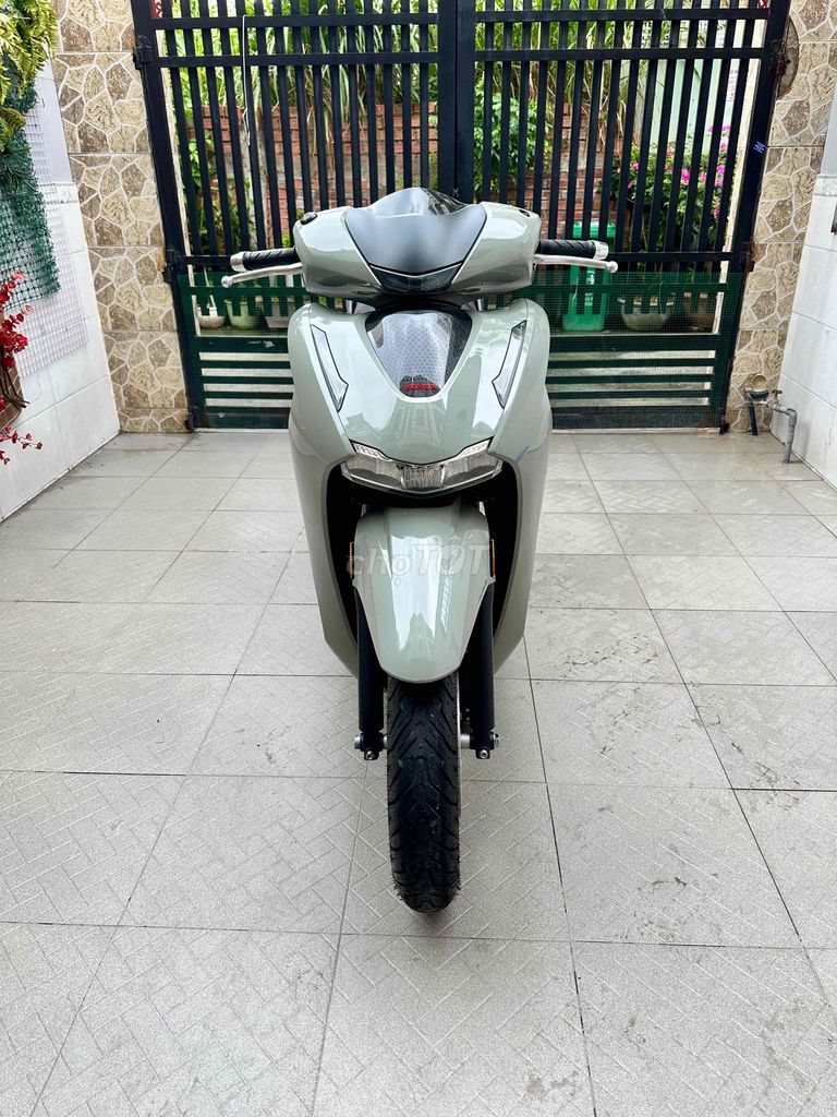 Honda SH350i 2025 с номерами Хошимина, Серый, одометр 7000 км, от собственника