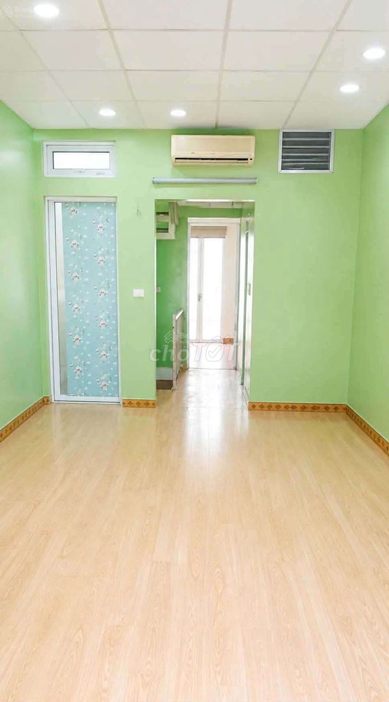 Дом в переулке на улице Нгуен Кхиен, парковка для авто, 3 этажа