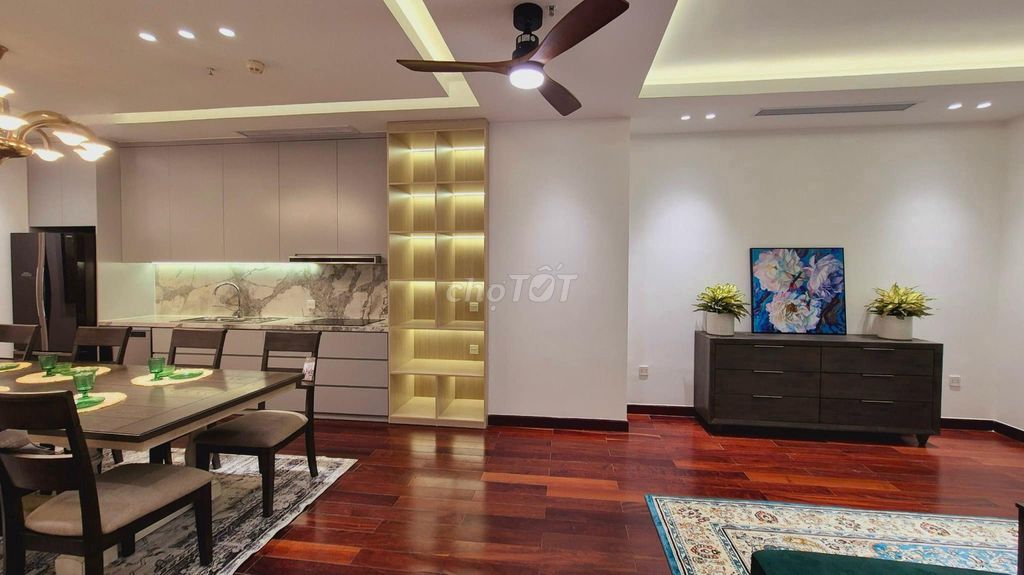 HOT!Bán căn hộ chung cư Royal city-130 m2,3 ngủ, nội thất VIP