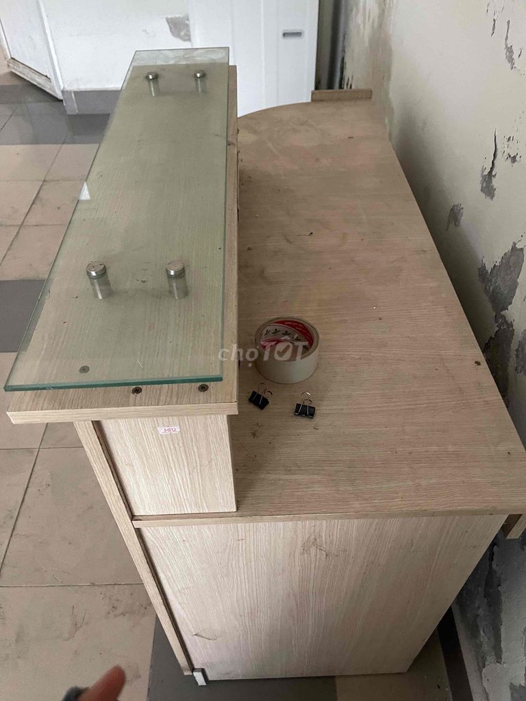 Bàn tính tiền Gỗ Kính Vàng nhạt Ngăn thoại. Mua bán Đồ dùng văn phòng tại Quận Liên Chiểu Đà Nẵng được đăng bởi Minh Hương hình 1