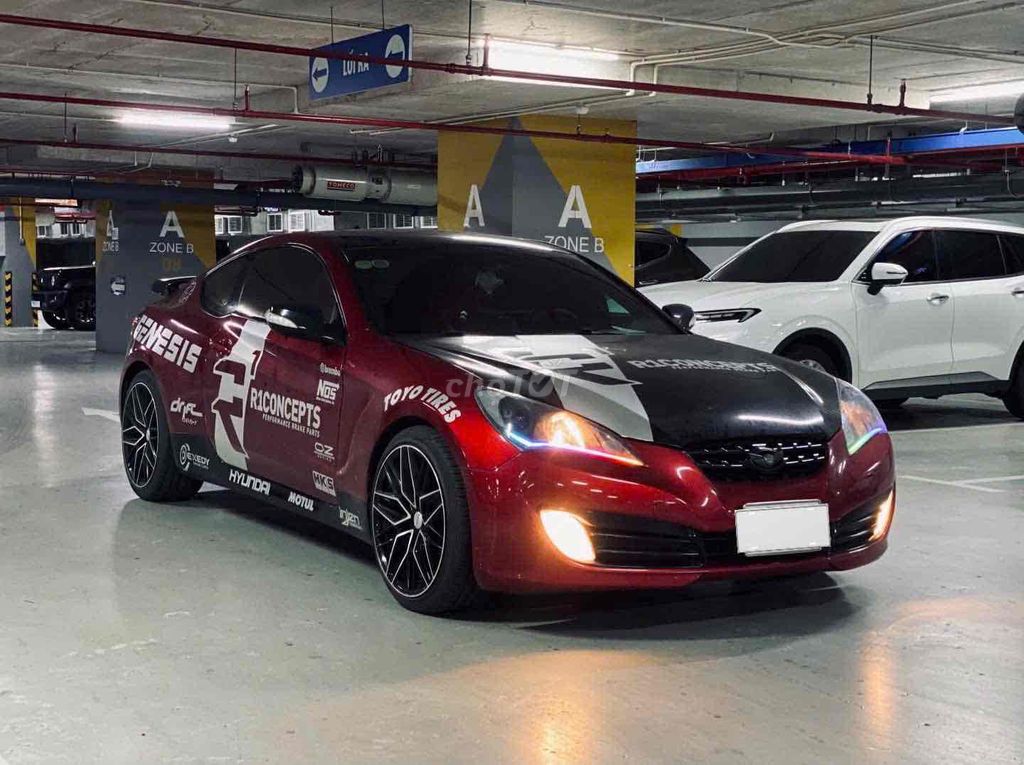 Hyundai Genesis Coupe красный спортивный автомобиль