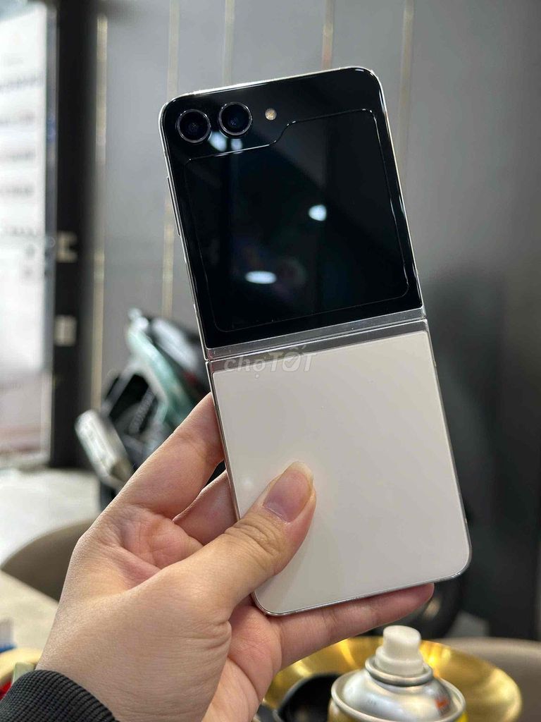 Samsung Galaxy Z Flip5 512GB Trắng Quốc Tế 99%. Mua bán Điện thoại tại Quận 8 Tp Hồ Chí Minh được đăng bởi CA REM BÁN TÁO hình 1