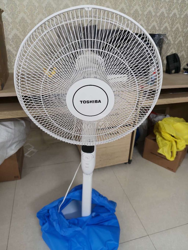Quạt đứng Toshiba Trắng 9 cánh. Mua bán Quạt tại Quận Thanh Khê Đà Nẵng được đăng bởi nhật huy  hình 1