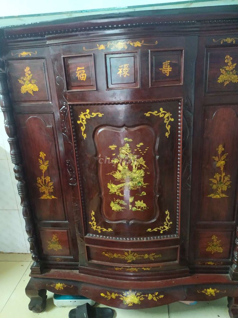 Tủ thờ gỗ nâu truyền thống. Mua bán Tủ, kệ gia đình tại Quận 8 Tp Hồ Chí Minh được đăng bởi Hoa Dang hình 1