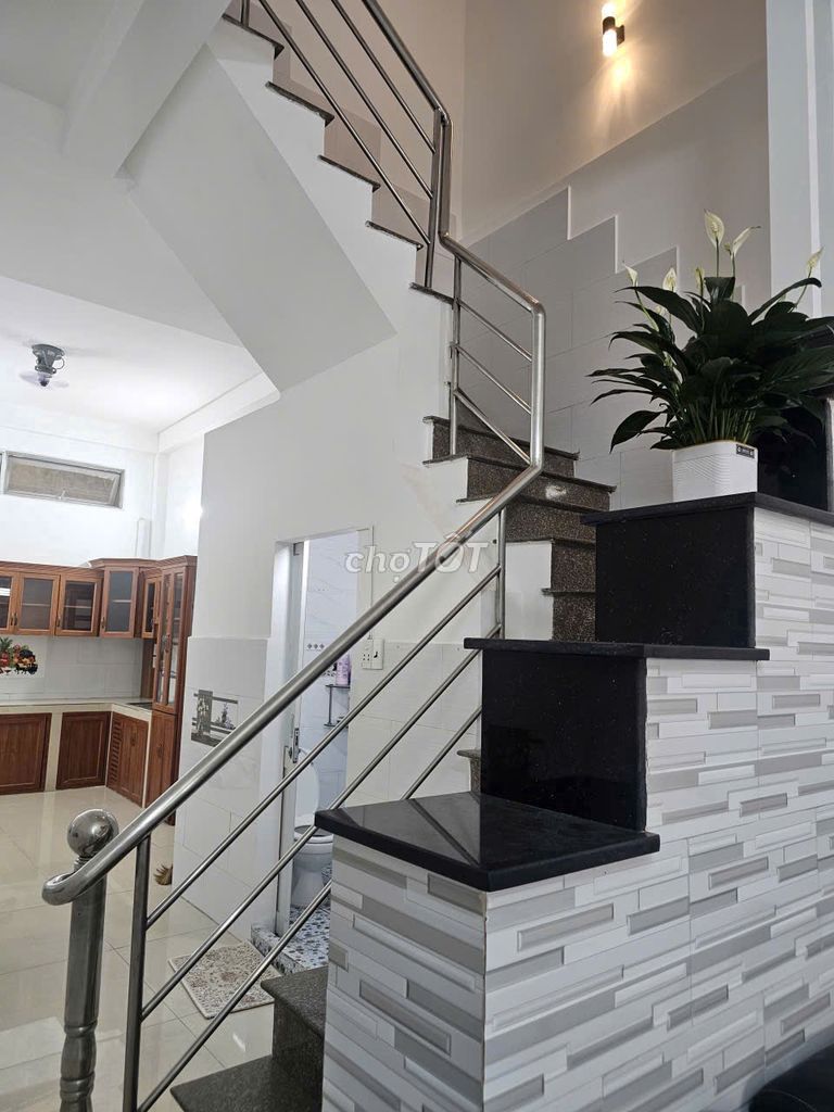 Cho thuê nhà nguyên căn 4 lầu! Kd, VP vừa Ở. dT 4*15. Gần Đầm Sen