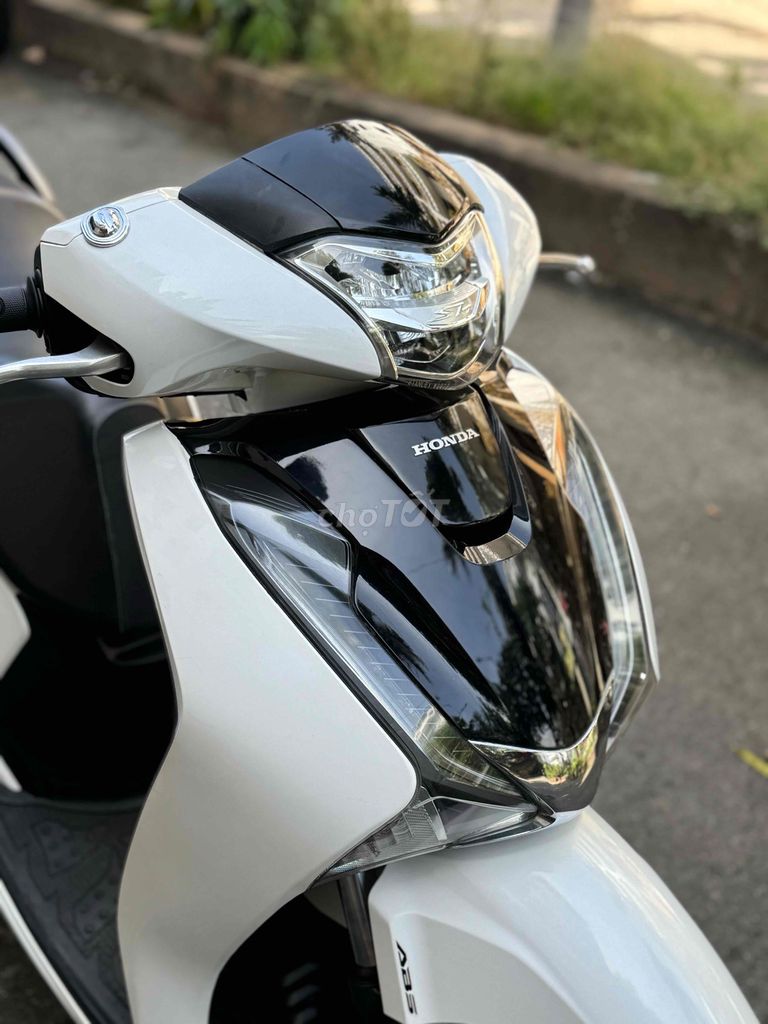 Honda SH 150i ABS 2018 Trắng đen 18000 km. Mua bán Xe máy tại Quận Gò Vấp Tp Hồ Chí Minh được đăng bởi CHXM 86 chuyên bán xe trả góp hình 5