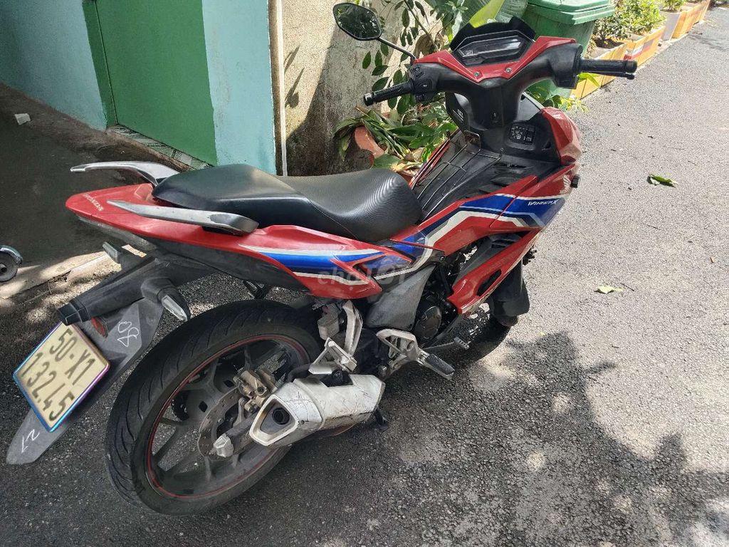 Владелец красного автомобиля Honda Winner X