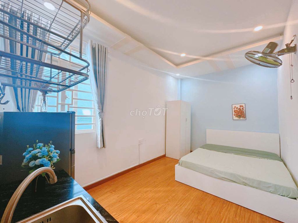 Studio cửa sổ trời , thang máy , full nội thất