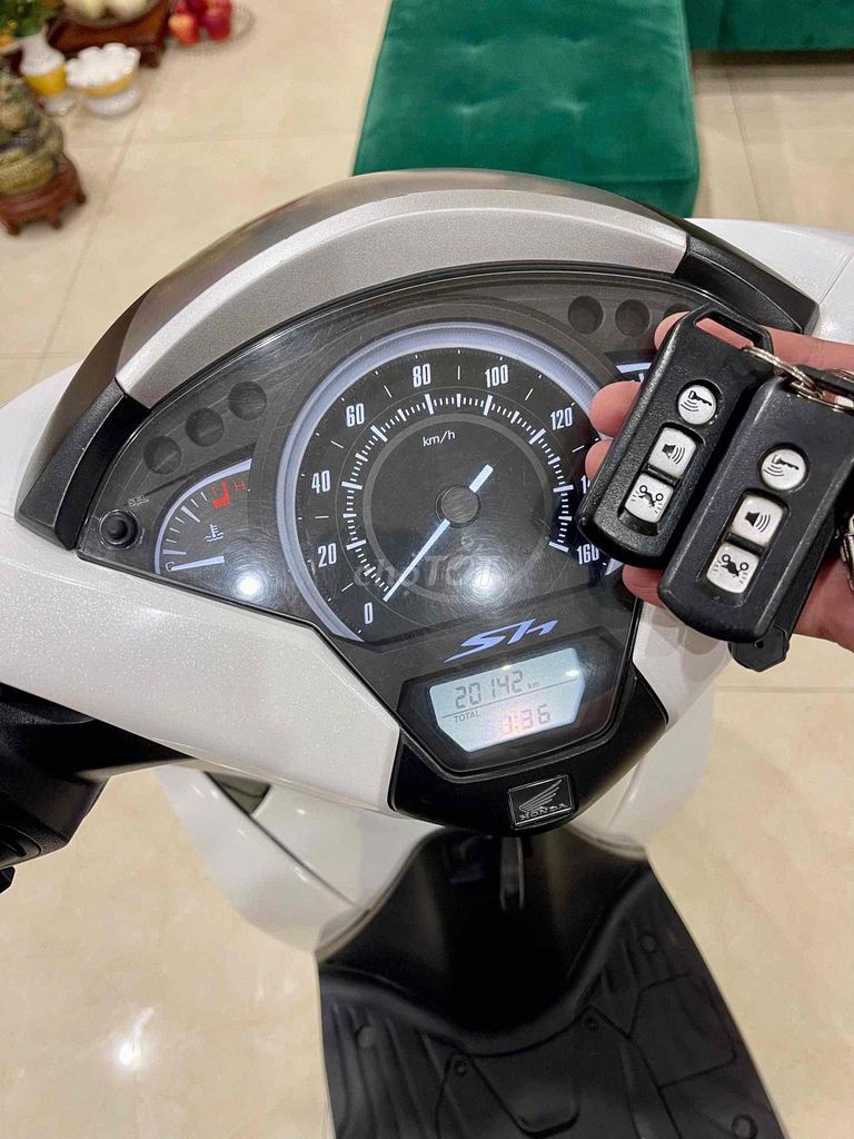 XE MÁY 68 - Honda Sh 150 CBS 2018 Trắng Sport. Mua bán Xe máy tại Quận Hai Bà Trưng Hà Nội được đăng bởi Đức Anh hình 4