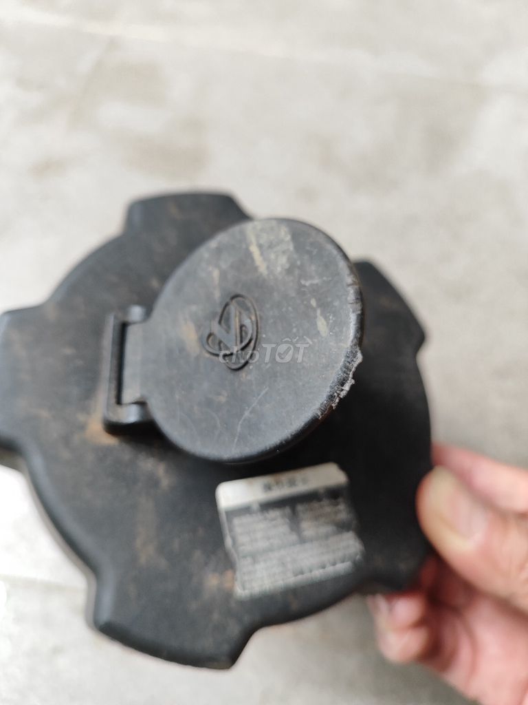 Nắp bình xăng nhựa đen có khóa. Mua bán Phụ tùng xe tại Quận Liên Chiểu Đà Nẵng được đăng bởi Tuyền hình 8