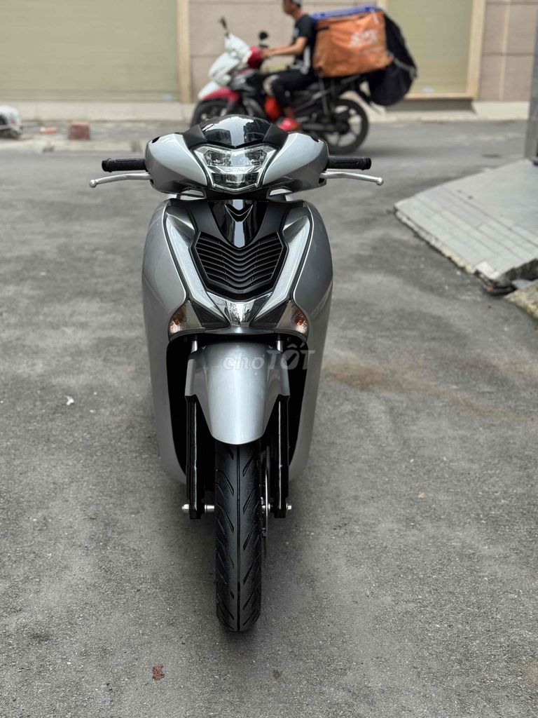 honda sh 125i màu bạc xe đẹp keng bstp 9 chủ. Mua bán Xe máy tại Quận Gò Vấp Tp Hồ Chí Minh được đăng bởi CHXM 86 chuyên bán xe trả góp hình 1