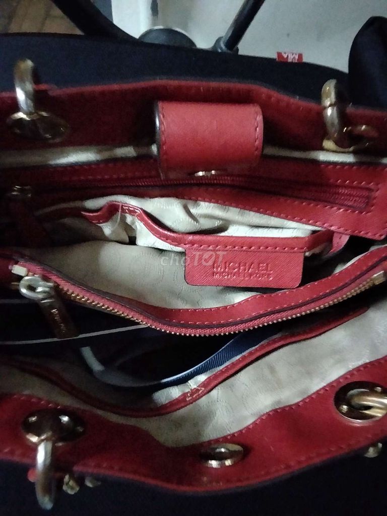 Túi xách nữ Michael kors qua sử dụng. Mua bán Túi xách tại Quận 4 Tp Hồ Chí Minh được đăng bởi Trần Vũ Hưng hình 5