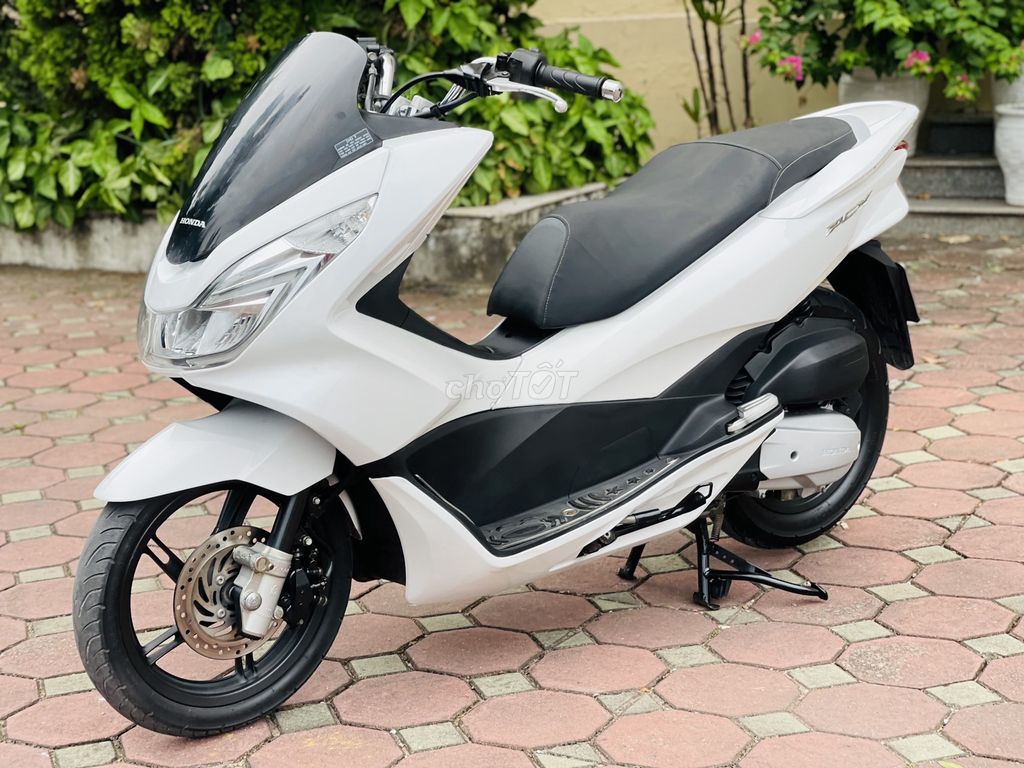Основной продукт двигателя Honda PCX 125 2017 года белого цвета..