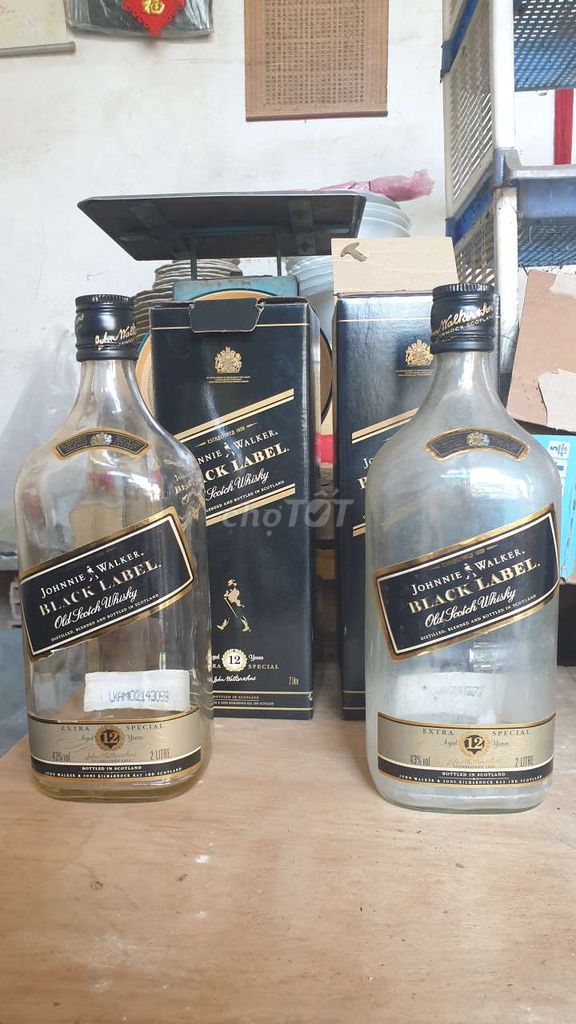 Chai 2L Black Label cổ. Trưng Mở QUẦY BAR MiNi đẹp