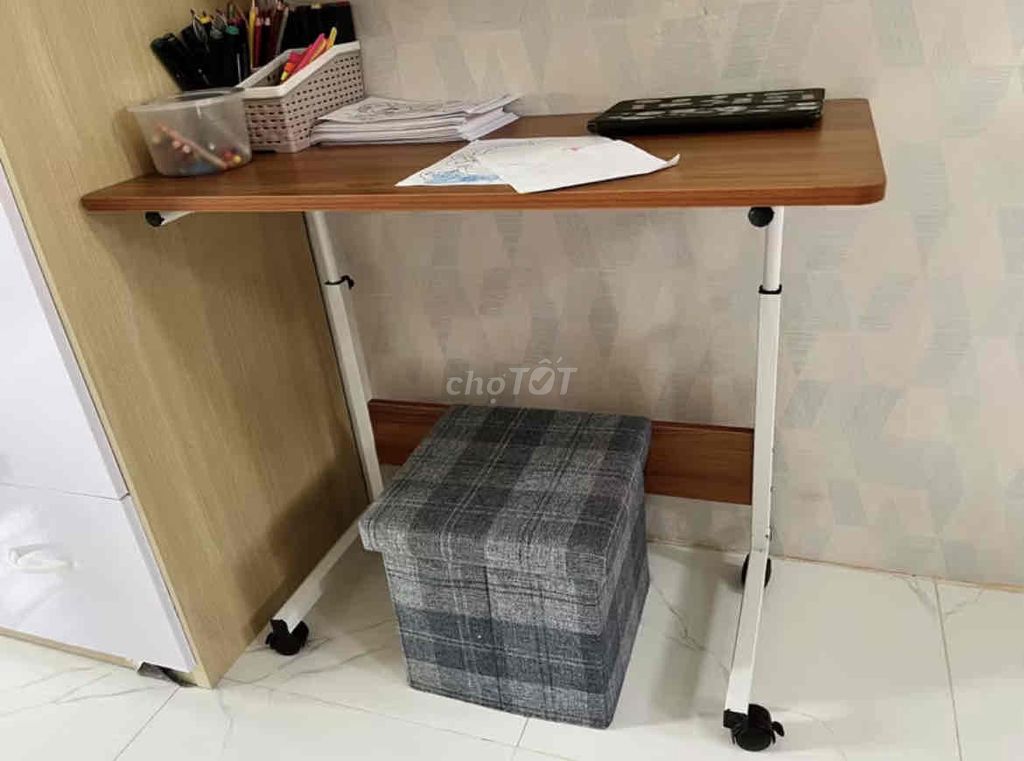 Bàn laptop nâng hạ chiều cao, thanh lý mới 99%. Mua bán Bàn ghế tại Quận Bình Thạnh Tp Hồ Chí Minh được đăng bởi Hải Nguyễn hình 1