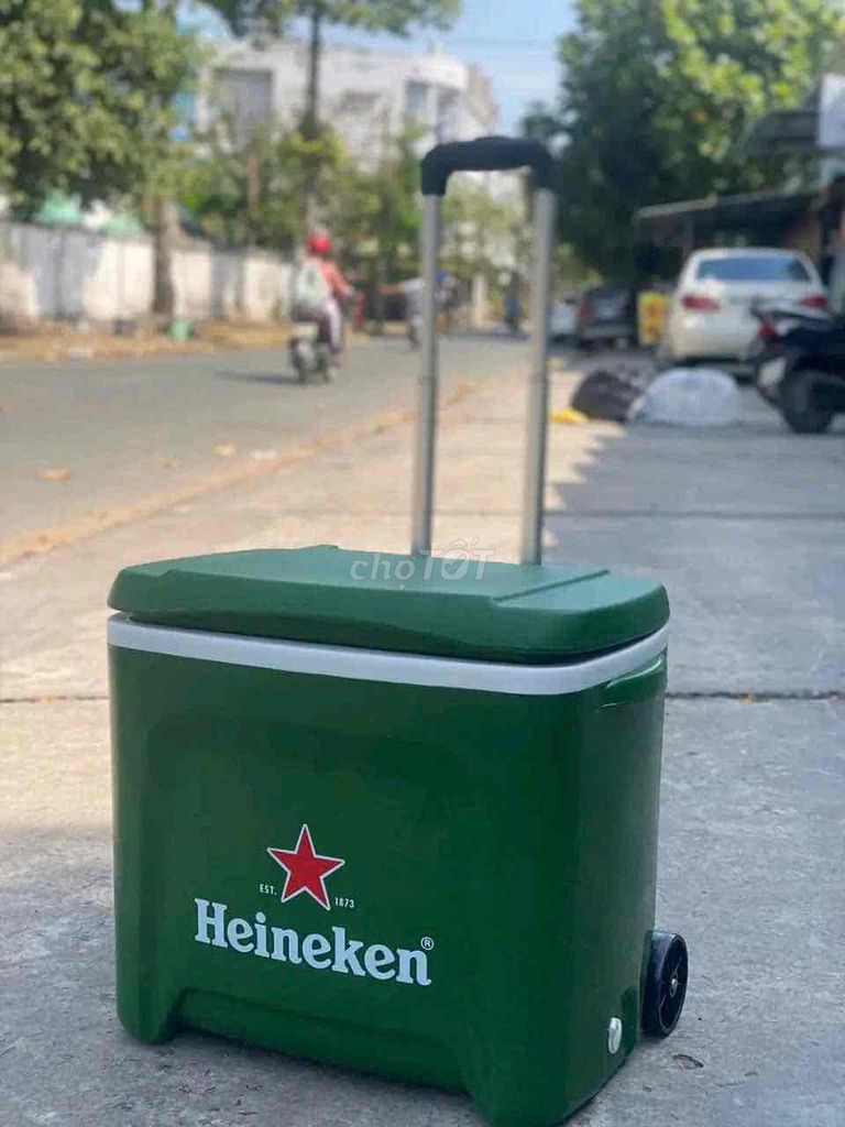 thùng đá km Heineken có van, có bánh xe, có kéo