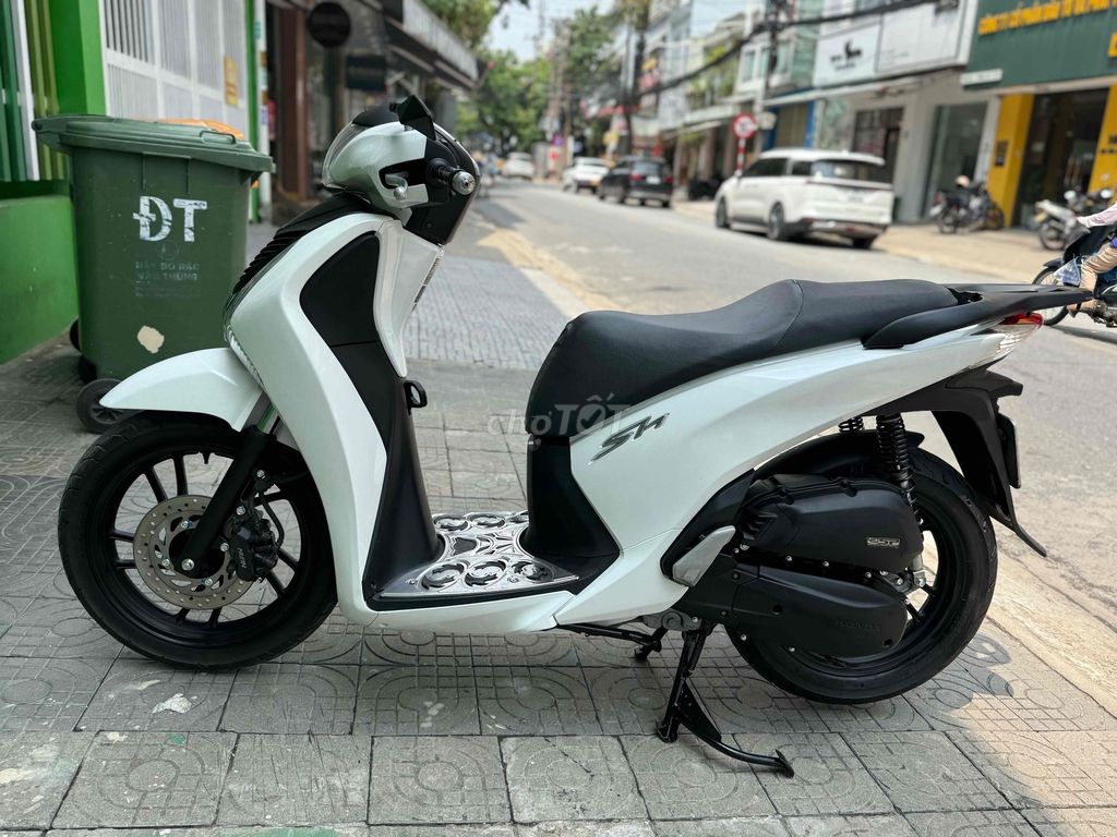 Хонда SH 150 белая 150 куб. см
