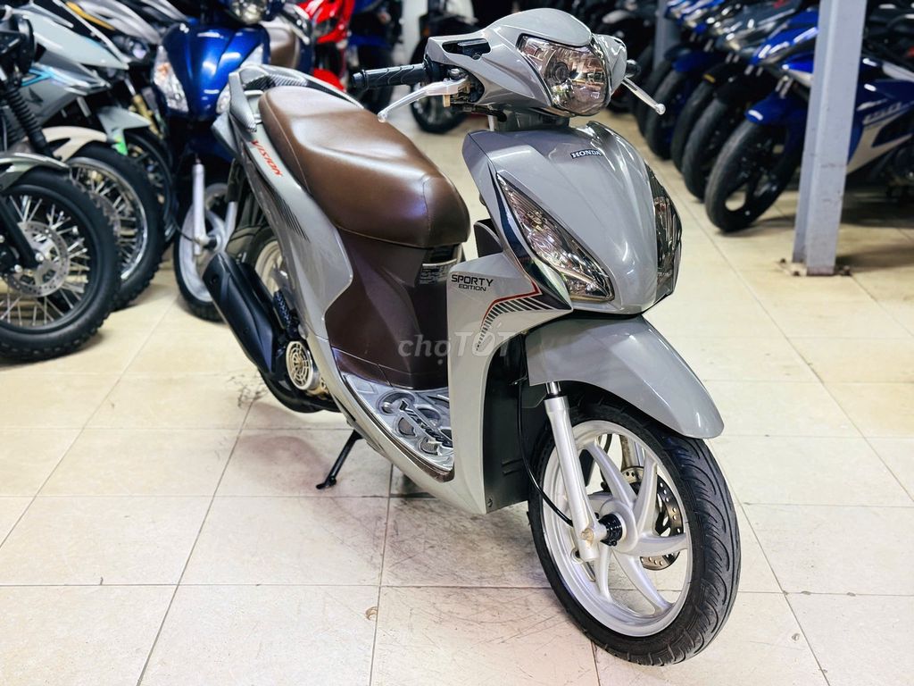 Honda Vision 110 серого цвета оригинал в отличном состоянии