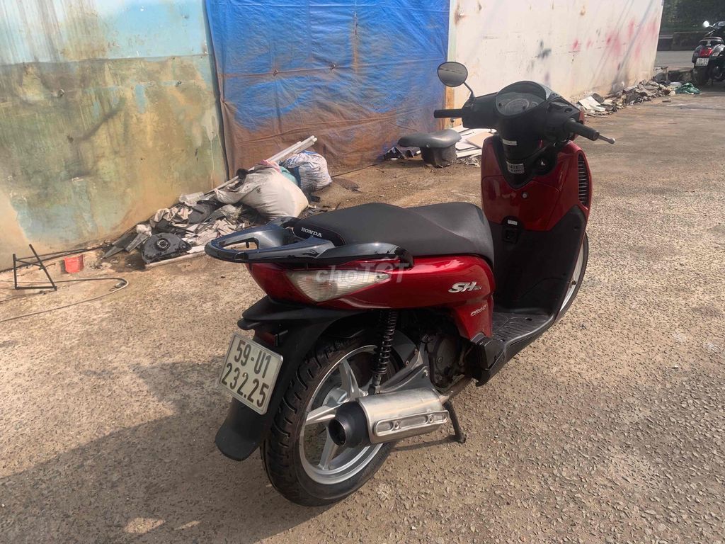 Красный скутер Honda @ с облицовкой под SH 150i, 2008 год
