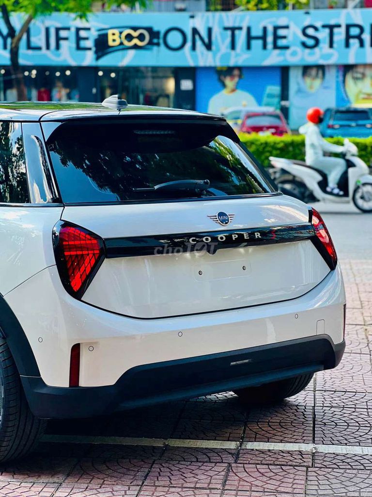 Mini Cooper S 5 Door, thơm mùi mới, đi đúng 143 km. Mua bán Ô tô tại Quận Long Biên Hà Nội được đăng bởi Long Biên Cars hình 4