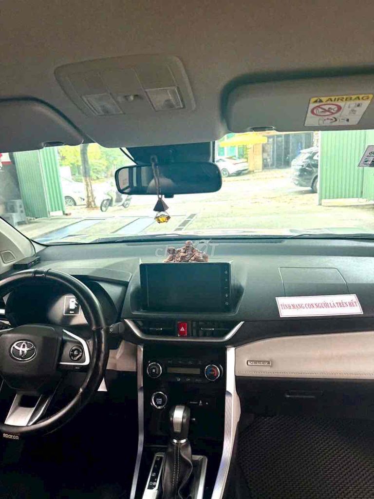 Toyota Veloz Top Trắng
