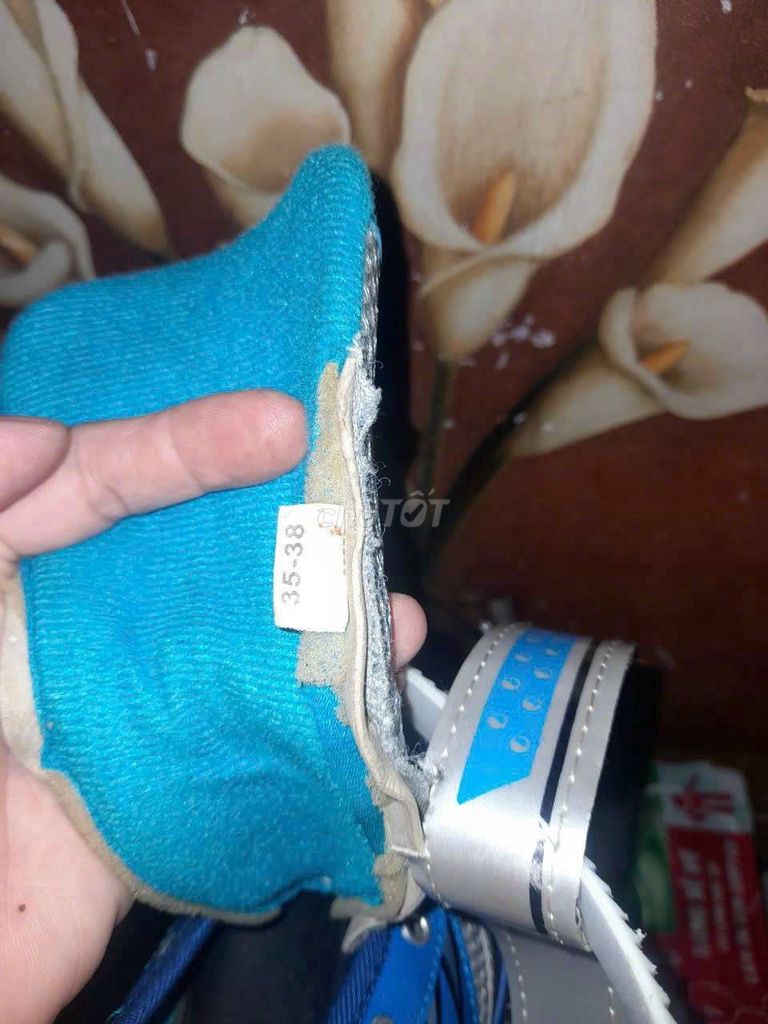 Giày patin màu xanh size 35-38. Có đèn và tăng đơ