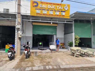 Nhân viên phục vụ suất ăn công nghiệp