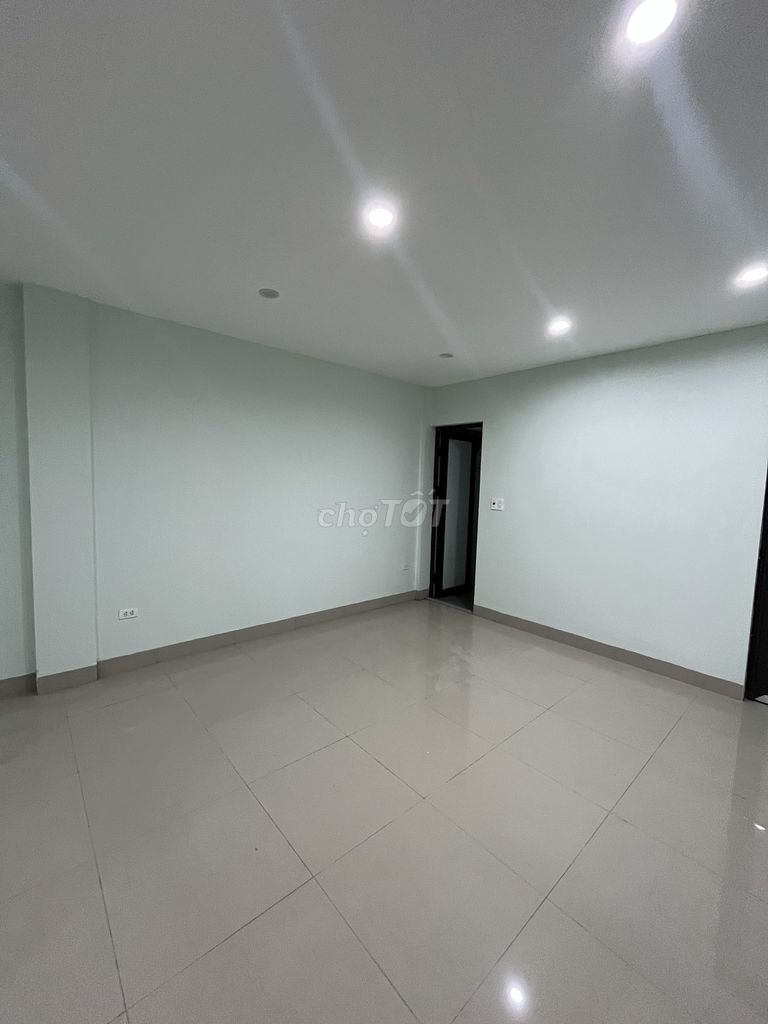 Cho thuê văn phòng 120 m2, đã ngăn 2 phòng, giá rẻ chỉ 10 tr/tháng