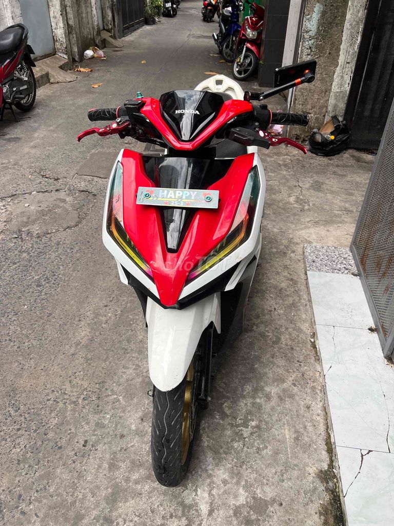 Honda Vario 150 2019 с хошиминскими номерами и хозяином