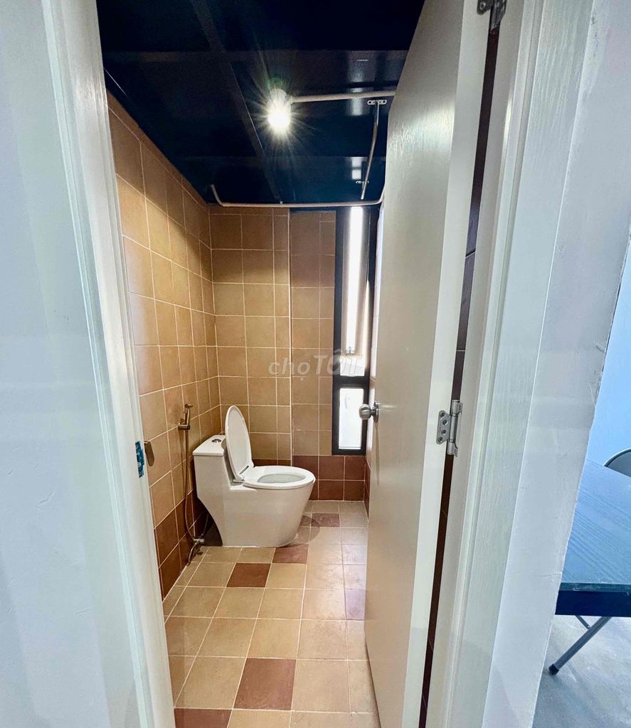 New room with a private balcony steps from the city park — photo 4