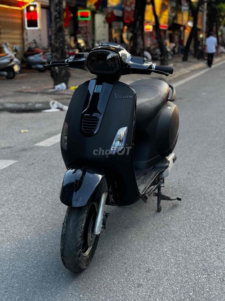 Vespa full đen,Xe đời cao đủ giấy tờ,có trả góp