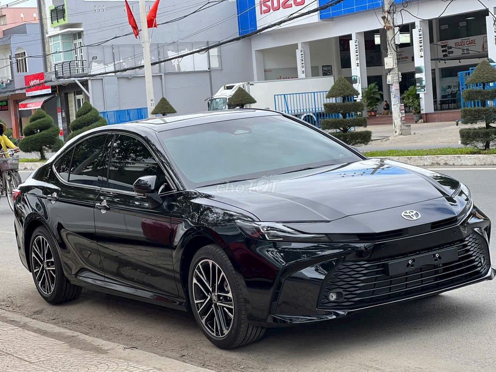 Гибридный белый бензиновый электрический гибрид Toyota Camry 2.5 HYBRID