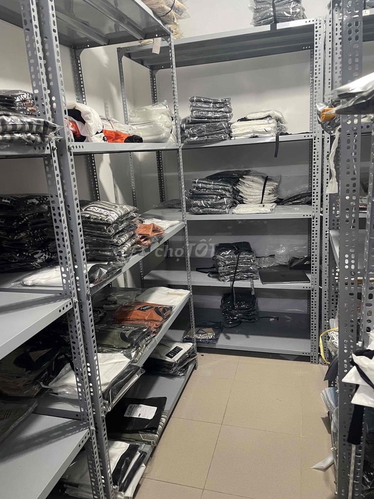 Kệ sắt chữ V 5 tầng Xám Rất mới 120cm*60cm*200cm. Mua bán Tủ, kệ gia đình tại Quận Tân Phú Tp Hồ Chí Minh được đăng bởi Thu Hồng hình 1