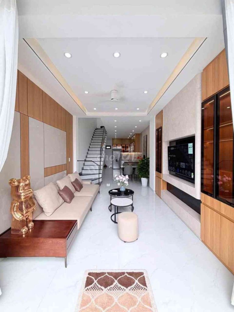 Дом 3 этажа, Хюинь Нгок Хюэ, просторный проход, 56м²