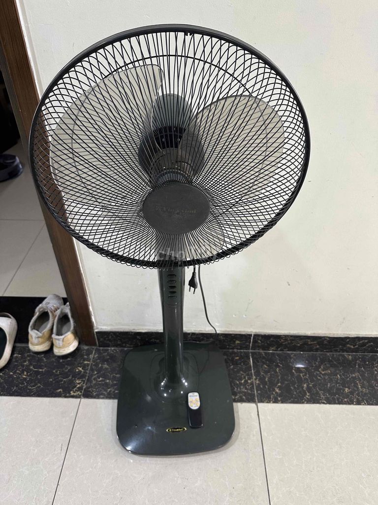 Quạt cây Vinawind Đen có điều khiển. Mua bán Quạt tại Quận Bắc Từ Liêm Hà Nội được đăng bởi Nguyễn Văn Dũng hình 1