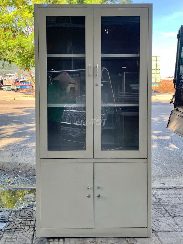 Tủ hồ sơ Kim loại Kính Xám Văn phòng. Mua bán Đồ dùng văn phòng tại Quận Sơn Trà Đà Nẵng được đăng bởi Thế Giới Đồ Cũ Đà Nẵng hình 1
