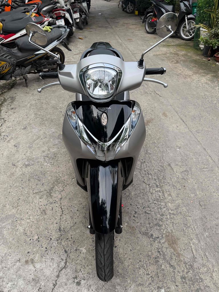 Модель Honda SH ABS 2019, серебристая автоматическая