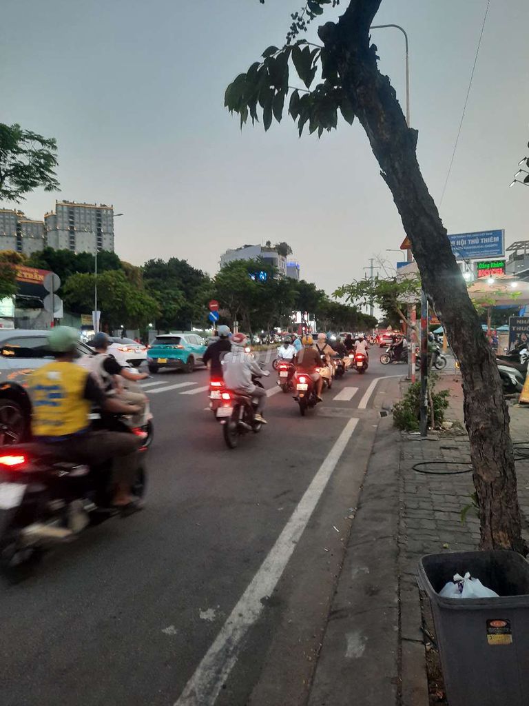 Cho thêu nhà nguyên căn MT đường Trần não Q2 cũ. MT6m DT 190m2 có gác 