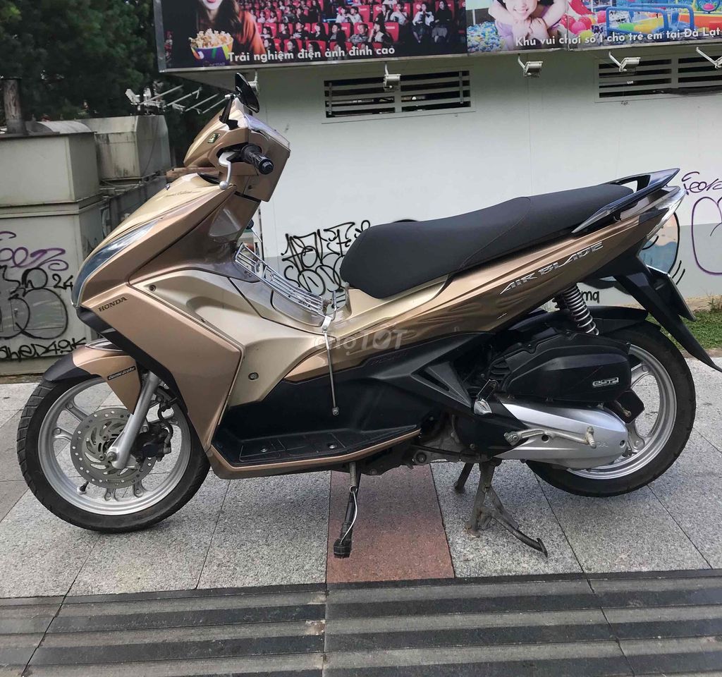 Honda Air Blade Vàng đồng. Mua bán Xe máy tại Thành phố Đà Lạt Lâm Đồng được đăng bởi Đạt hình 3