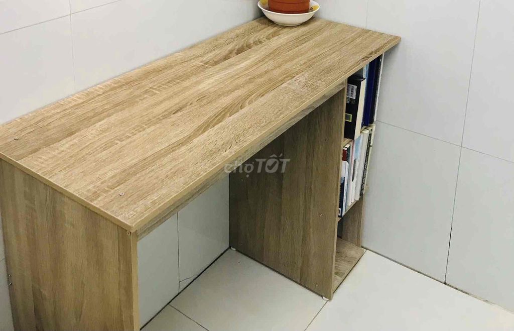 Bàn học Gỗ Vàng gỗ Còn mới. Mua bán Bàn ghế tại Quận Bình Thuỷ Cần Thơ được đăng bởi Phan  hình 1