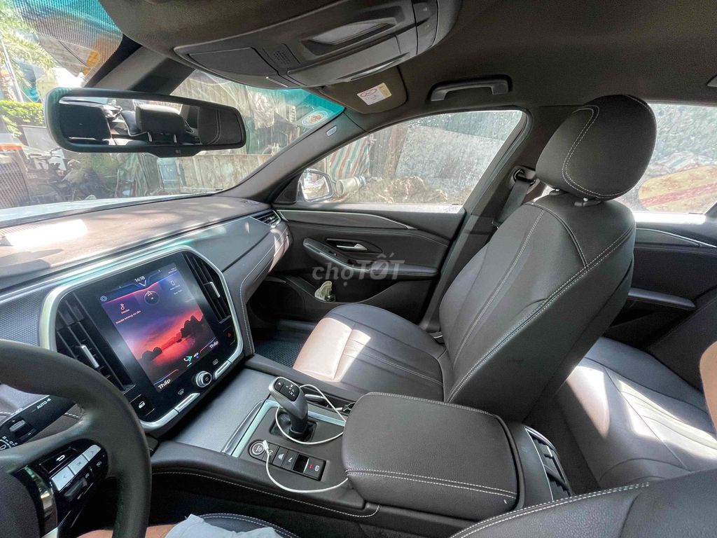 Автоматический номер VinFast Lux A2.0 с турбонаддувом, белый