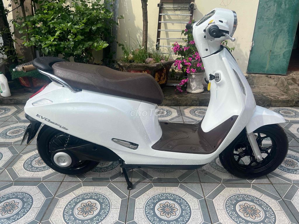 Электроскутер VinFast Evo200 lite, белый, 8000 км