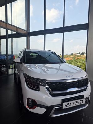 Kia Seltos Premium 2023 Trắng 28.000 km
