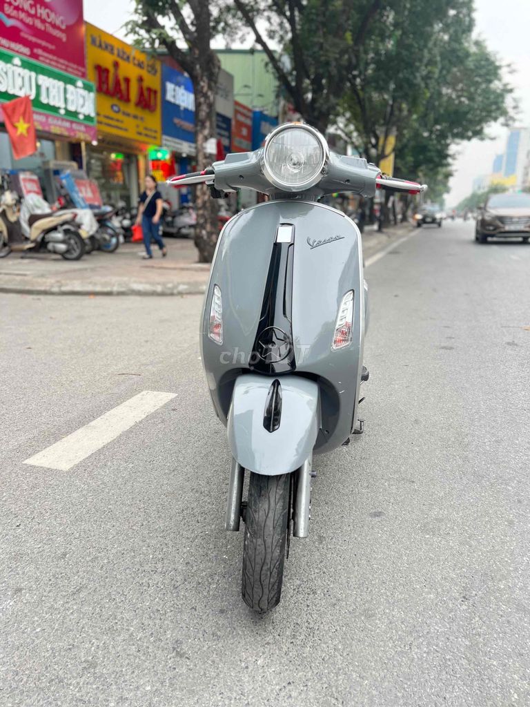 Xe điện Vespa xám xi măng